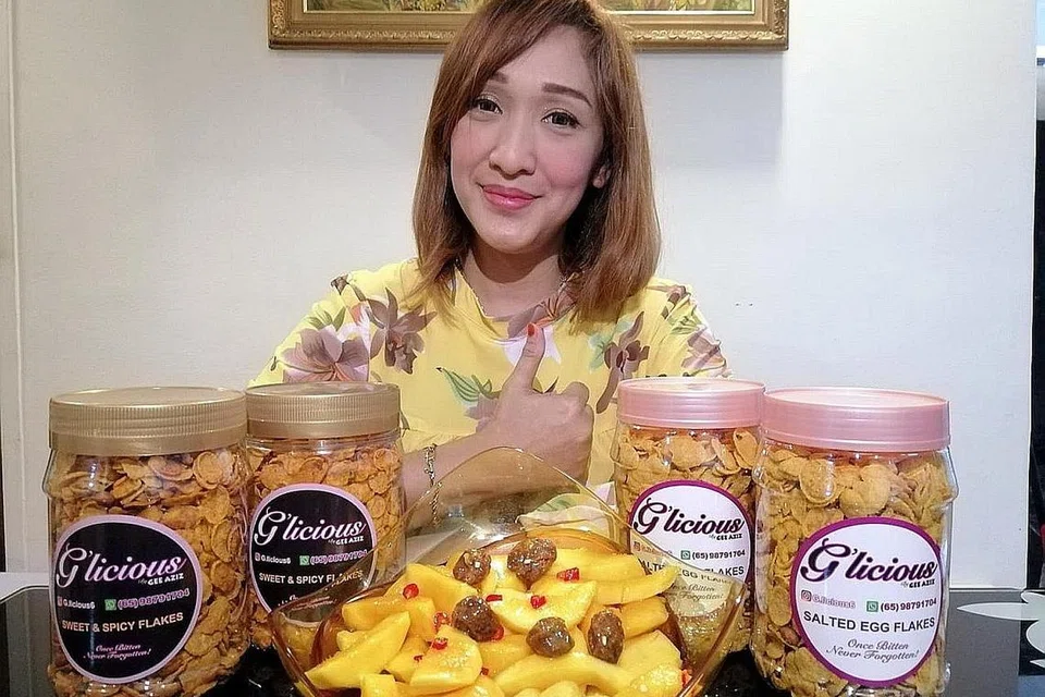 JUALAN DALAM TALIAN: Sejak akhir Mei, Cik Roziah bersama suaminya telah melancarkan jeruk mangga dan emping jagung berperisa yang dipasarkan menerusi Facebook dan Instagram. - Foto ihsan ROZIAH AZIZ