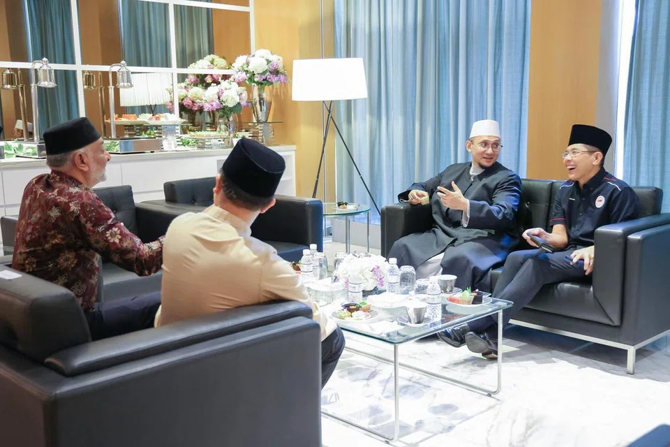 Ketua delegasi Haji Singapura 2024, yang juga Menteri di Pejabat Perdana Menteri (PMO), Dr Mohamad Maliki Osman (kanan), berkata ia satu penghormatan besar bagi beliau mengetuai delegasi Singapura. 