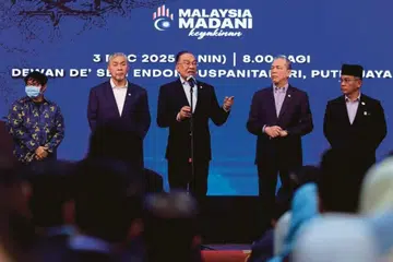 Perdana Menteri Malaysia, Datuk Seri Anwar Ibrahim (tiga dari kanan), menyampaikan ucapan pada Perjumpaan Perdana Menteri Bersama Warga Jabatan Perdana Menteri di Putrajaya, pada 3 Mac.