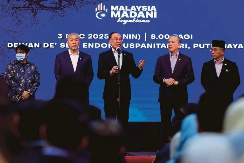 Perdana Menteri Malaysia, Datuk Seri Anwar Ibrahim (tiga dari kanan), menyampaikan ucapan pada Perjumpaan Perdana Menteri Bersama Warga Jabatan Perdana Menteri di Putrajaya, pada 3 Mac.
