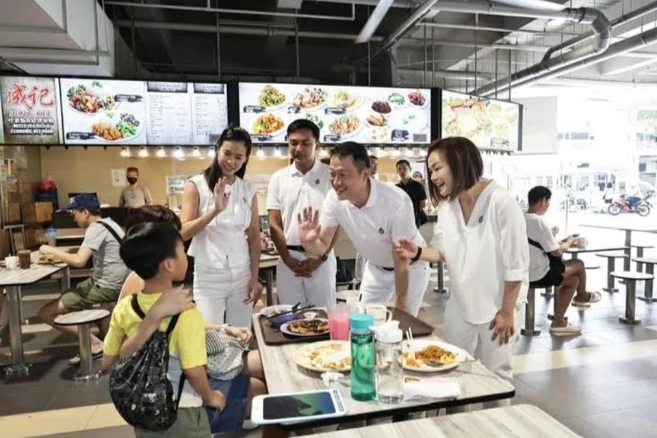 Anggota pasukan PAP di GRC Sengkang (dari kiri) Cik Bernadette Giam, Profesor Madya Elmie Nekmat, Dr  Lam Pin Min dan Cik Theodora Lai semasa lawatan menemui penduduk di Kopitiam Square pada 20 April 2025.
