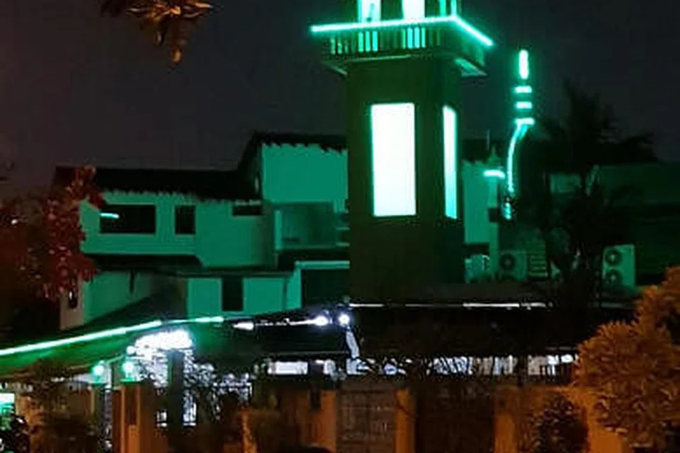 PECAH MASUK: Seorang jiran yang baru pulang dari kerja pada awal pagi Isnin ternampak seorang individu memanjat pagar masjid dan menghubungi polis dengan segera. 