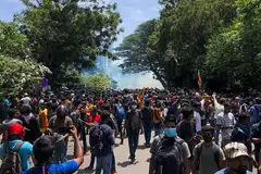 CUBA MASUKI RUMAH PERDANA MENTERI: Polis melepaskan gas pemedih mata ke atas rakyat Sri Lanka yang mengadakan bantahan besar-besaran dan cuba memasuki kediaman rasmi perdana menteri negara itu. - Foto AFP