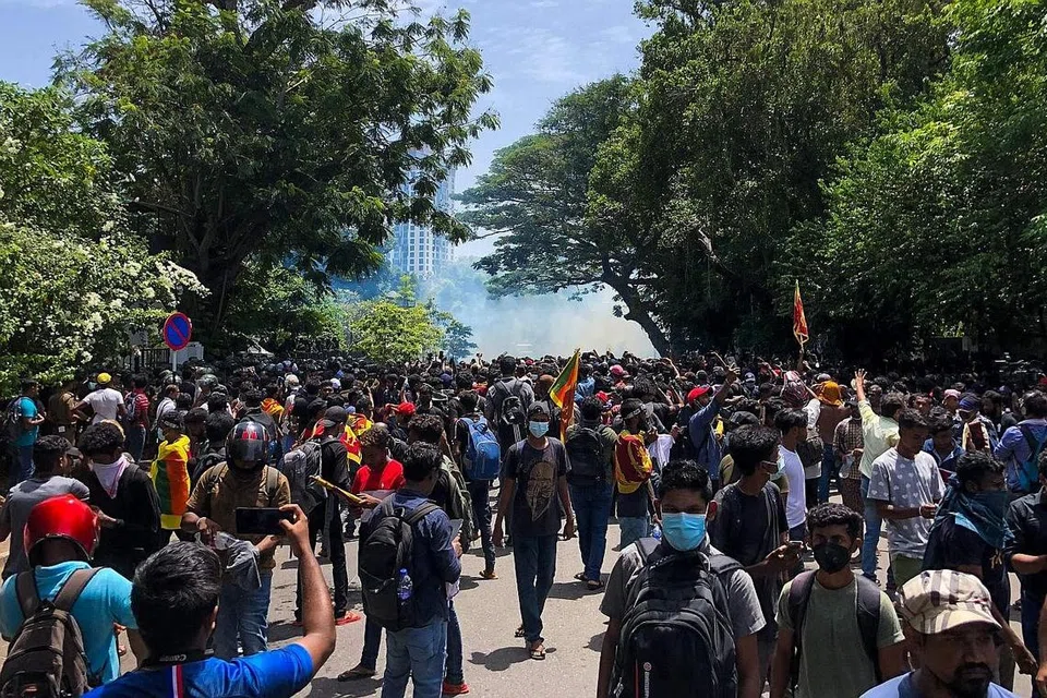 CUBA MASUKI RUMAH PERDANA MENTERI: Polis melepaskan gas pemedih mata ke atas rakyat Sri Lanka yang mengadakan bantahan besar-besaran dan cuba memasuki kediaman rasmi perdana menteri negara itu. - Foto AFP