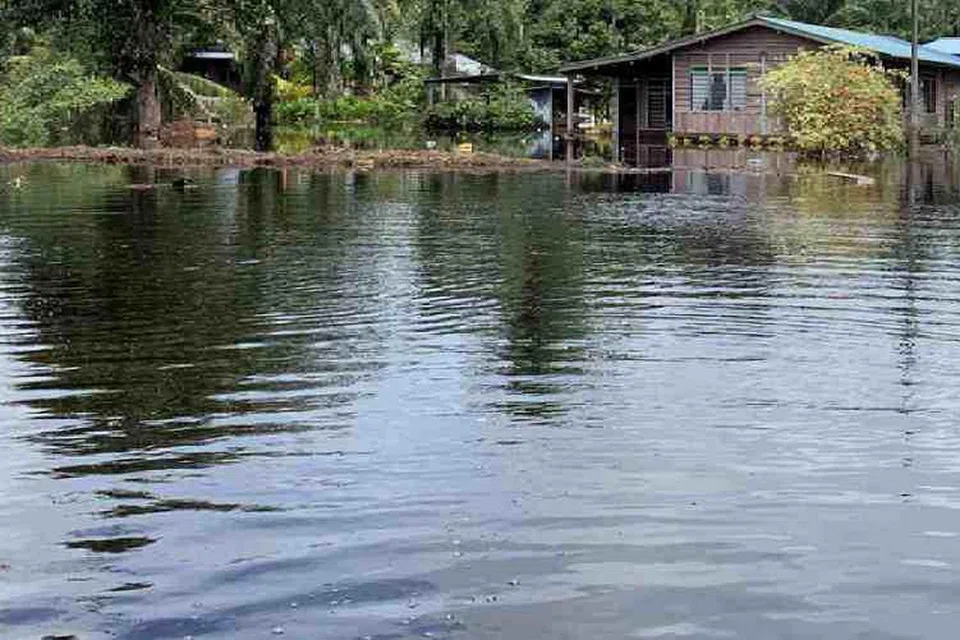 Banjir kilat melanda beberapa kawasan sekitar Alor Gajah, Melaka.