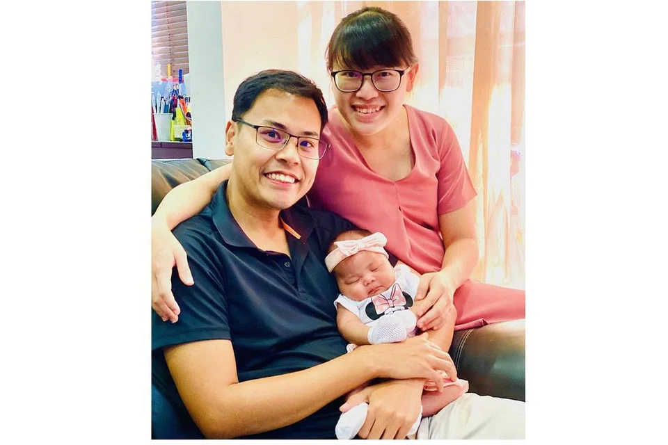 SOKONGAN KELUARGA: Bersama isteri, Cik Ng Wan Pei, dengan cahaya mata pertama mereka. 