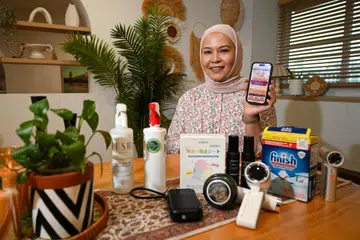 Selepas terpaksa menutup perniagaan menjual pengharum rumah pada 2020, Cik Rina Raihana Juma’at, ibu tiga anak, menceburkan diri pula dalam Program Keanggotaan Gabungan Shopee. 