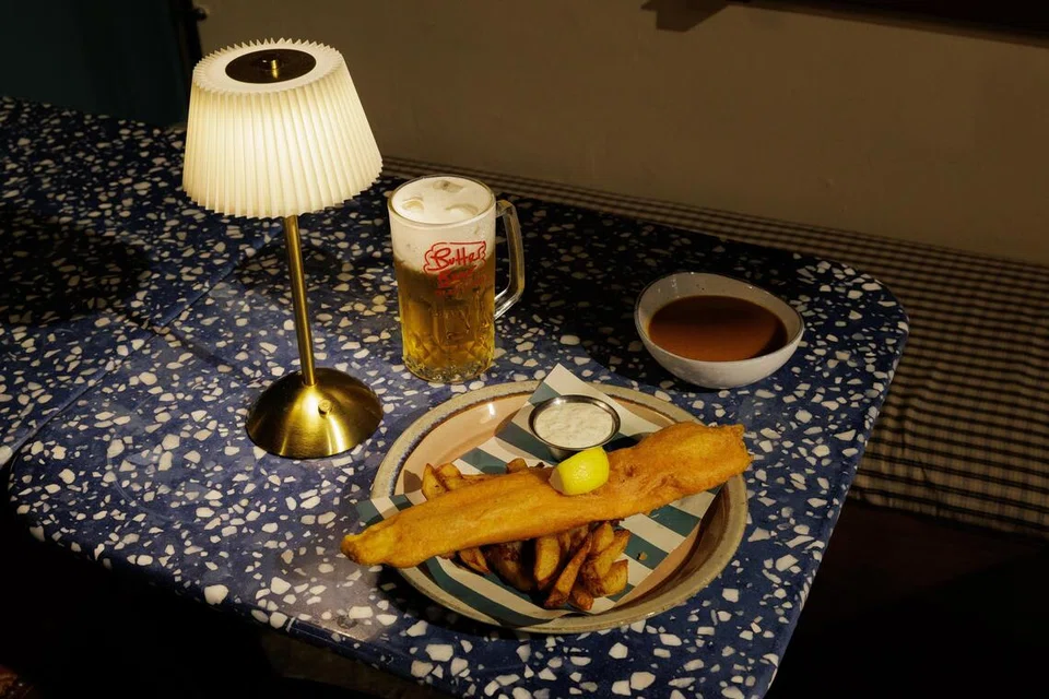 Hidangan ‘fish and chips’ disertakan dengan kentang goreng dan sos tartar bermula daripada $15.90 ke atas. Minuman Butter Beer, $8.90.