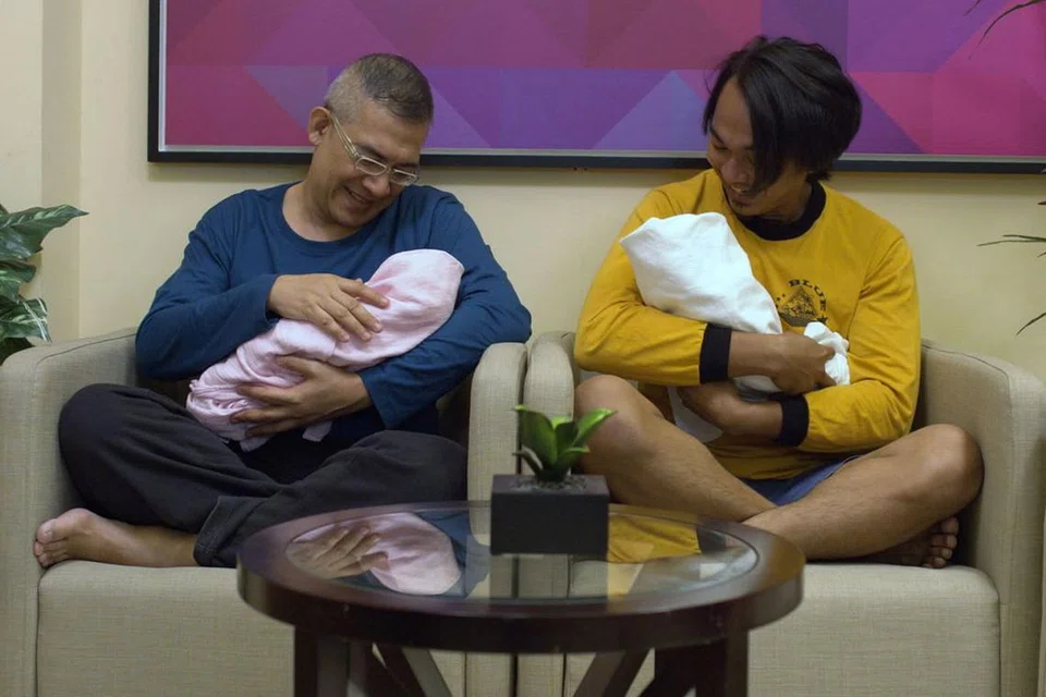JADI DATUK DAN AYAH: Pelakon Zaidi Ibrahim (kiri) dan Junaidi Sali tampil sebagai pasangan bapa dan anak yang sama-sama menjadi ayah apabila kedua-duanya menimang cahaya mata dalam telemovie 'Baba Papa'. 