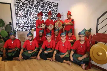 Kumpulan dikir barat Singapura yang telah berkecimpung dalam seni dikir barat sejak 1990-an, Sri Andalas, merakam kesyahduan Aidilfitri tanpa kehadiran insan tersayang melalui lagu Raya bergenre ‘dikir pop’ berjudul, ‘Pilu Di Pagi Raya’.