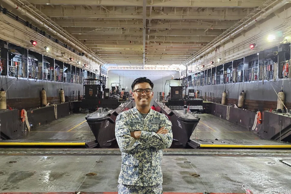 3SG (NS) Muhammad Nazrul Mohd Yazid merupakan pemandu Bot Peralatan dan Individu Laju (FCEP) bagi Angkatan Laut Republik Singapura (RSN). 