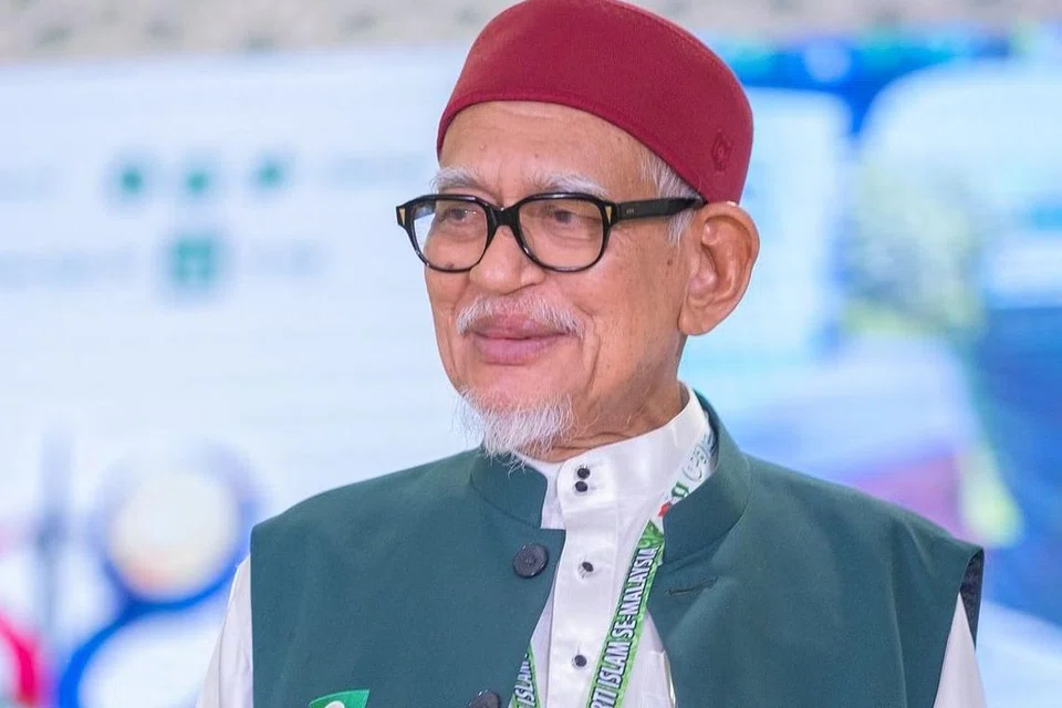 MUNGKIN TIMBUL CABARAN: PAS pimpinan Tan Sri Abdul Hadi Awang (gambar atas), yang enggan sertai Kerajaan Perpaduan pimpinan Datuk Anwar meskipun berjaya memenangi kerusi paling banyak dalam PRU15, dijangka timbulkan cabaran kepada Perdana Menteri Ke-10 Malaysia itu apabila Parlimen bersidang pada 19 Disember nanti. - Foto-Foto PAS PRESIDEN MEDIA