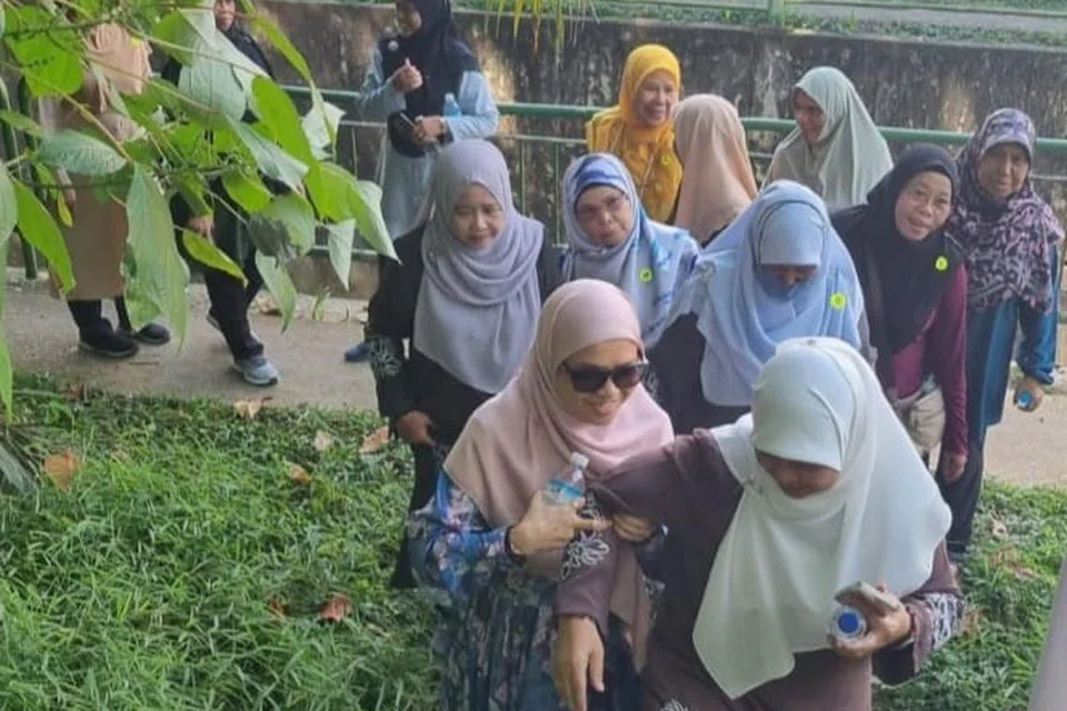 KEGIATAN MENARIK: Peserta berjaya mendaki bukit sebagai salah satu acara senaman sambil melihat pemandangan yang ada di kawasan Masjid Hang Jebat.