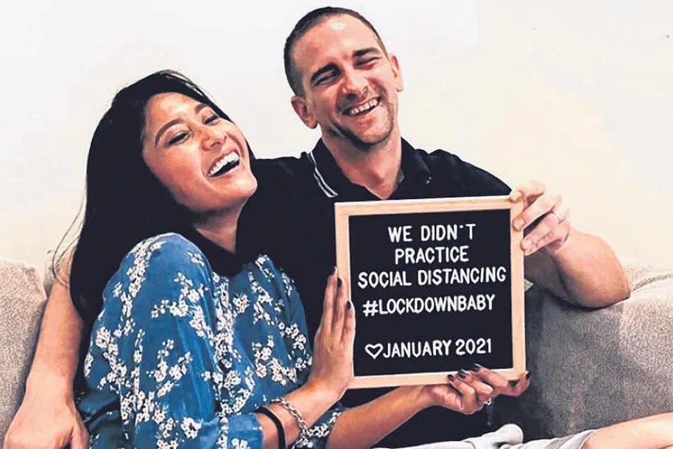 HAMIL SEMASA TEMPOH PEMUTUS RANTAIAN JANGKITAN: Hetty dan suami Dani Aaqil memegang papan nota yang bermaksud "Kami tidak mengamalkan jarak selamat. #Bayi Sekatan Perjalanan"dan tarikh penyanyi itu dijangka bersalin pada Januari 2021. - Foto INSTAGRAM/HETTY SARLENE
