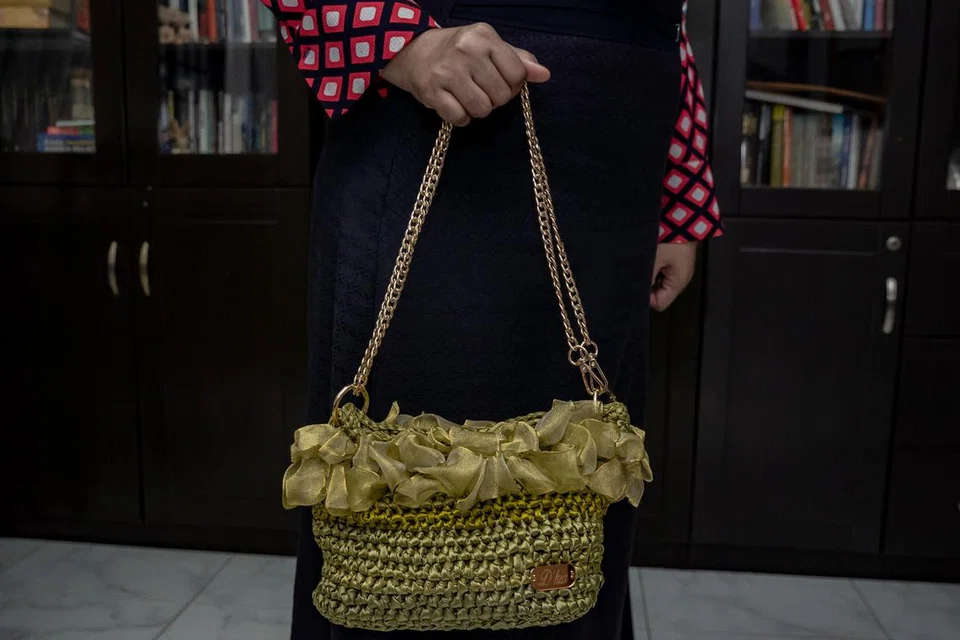 UNIK: Beg yang menggunakan pelbagai jenis benang termasuk rafia, kelihatan cantik, lengkap dengan rantai untuk disilang ke bahu.