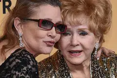 PERGI SELAMANYA: Legenda Debbie Reynolds (kanan) meninggal dunia selang sehari selepas anaknya, Carrie Fisher (kiri), meninggal. - Foto AFP