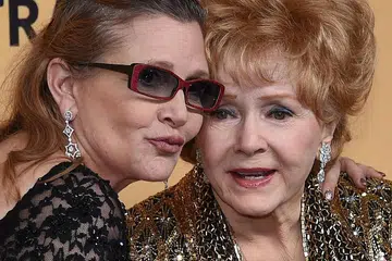 PERGI SELAMANYA: Legenda Debbie Reynolds (kanan) meninggal dunia selang sehari selepas anaknya, Carrie Fisher (kiri), meninggal. - Foto AFP