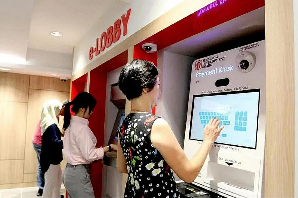 KIOSK BANTU DIRI: Cawangan baru HDB di Punggol dan Queenstown akan mempunyai kiosk bantu diri untuk mengurangkan tempoh menunggu bagi penduduk. - Foto HDB