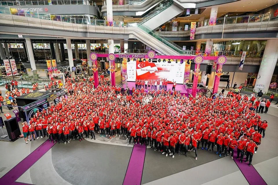 BUAT KEJUTAN: Team Singapore di majlis persembahan bendera rasmi bagi kontinjen Singapura untuk Sukan SEA, Sukan Olimpik Belia Sejuk 2020 dan Sukan Para Asean 2020, di Our Tampines Hub pada 9 November lalu. - Foto SNOC