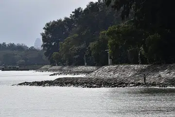 CARI HURAIAN: Kajian pertama huraian bagi melindungi kawasan bandar-pantai timur Singapura daripada kenaikan paras laut dijalankan oleh CPG Consultants dan akan mengambil masa empat tahun untuk diselesaikan. - Foto fail