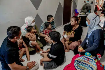 KUNJUNGI KELUARGA: Dr Maliki Osman mengunjungi beberapa rumah di kawasan Bedok South sebagai sebahagian daripada Projek Dian. Gambar dirakam pada 2022.