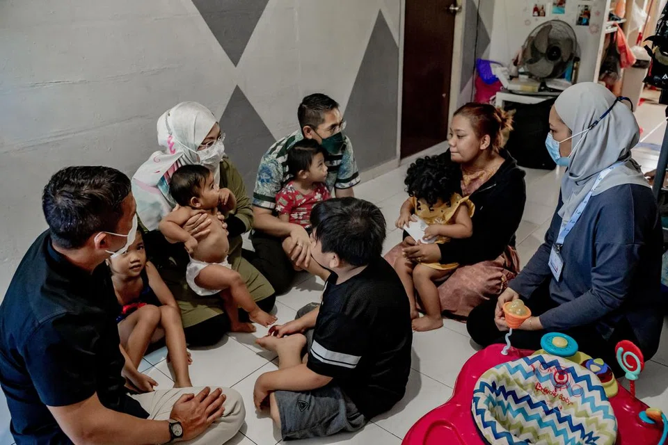 KUNJUNGI KELUARGA: Dr Maliki Osman mengunjungi beberapa rumah di kawasan Bedok South sebagai sebahagian daripada Projek Dian. Gambar dirakam pada 2022.