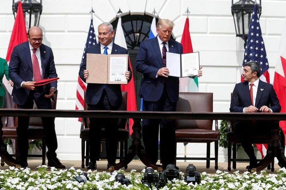 (FOTO FAIL) (dari kiri) Menteri Luar Bahrain, Abdullatif Al Zayani; Perdana Menteri Israel, Benjamin Netanyahu, Presiden Amerika Syarikat, Donald Trump, dan Menteri Luar Amiriah Arab Bersatu (UAE), Abdullah bin Zayed, menghadiri majlis menandatangani Perjanjian Abraham yang memulihkan hubungan antara Israel dan beberapa negara jirannya di Asia Barat sebagai sebahagian penjajaran strategik negara-negara rantau itu terhadap Iran, di South Lawn, Rumah Putih di Washington, Amerika Syarikat pada 15 September 2020.
