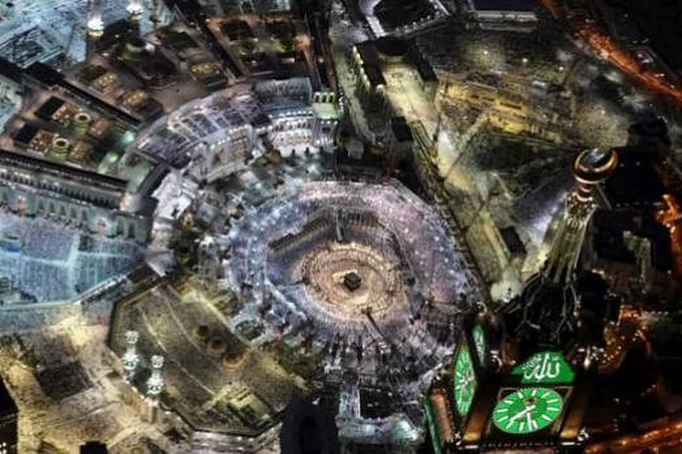 PUSAT IBADAH MUSLIM: Sudut pemandangan dari atas kawasan Masjidil Haram di Makkah. Pengkaji Islam, Encik Jamaal Anthony Green, berpendapat bahawa kunjungan ke tanah suci merupakan ikatan rohani yang luar biasa dan tidak akan tertulis oleh pena. - Foto REUTERS