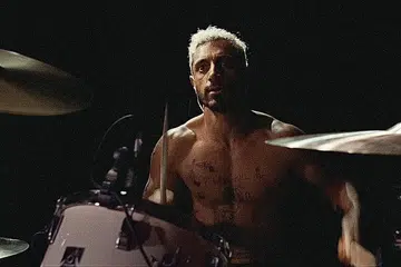 LAKONAN TINGGALKAN KESAN: Dalam filem 'Sound of Metal' itu, Riz Ahmed membawakan watak seorang pemain dram kumpulan genre 'hard rock' dan 'metal' yang kehilangan pendengaran. - Foto THE PROJECTOR