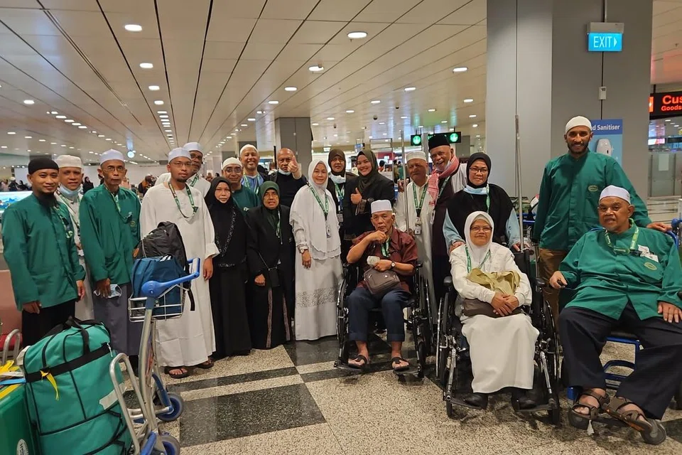 SELAMAT TIBA: Sebilangan jemaah Shahidah Travel and Tours  bergambar bersama di dewan ketibaan Terminal 3 Lapangan Terbang Changi