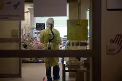TIDAK TERJEJAS: Hospital-hospital di sini bersedia menyediakan lebih banyak katil bagi pesakit Covid-19 setelah kemunculan kelompok baru, keadaan yang sebahagiannya disebabkan varian Delta yang lebih mudah berjangkit. - Foto BH oleh KEVIN LIM