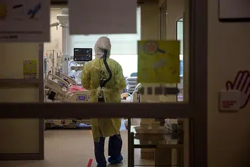 TIDAK TERJEJAS: Hospital-hospital di sini bersedia menyediakan lebih banyak katil bagi pesakit Covid-19 setelah kemunculan kelompok baru, keadaan yang sebahagiannya disebabkan varian Delta yang lebih mudah berjangkit. - Foto BH oleh KEVIN LIM