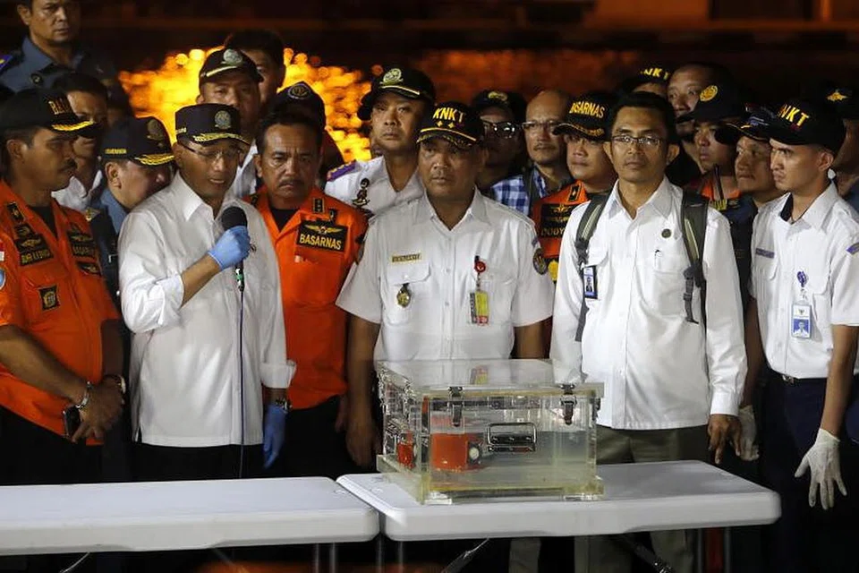 Jawatankuasa Keselamatan Pengangkutan Kebangsaan Indonesia (KNKT) pada sidang akhbar menunjukkan kotak hitam penerbangan Lion Air JT-610 yang berjaya ditemui dari bangkai kapal semasa sidang akhbar di Pelabuhan Tanjung Priok, Jakarta, Indonesia. - Foto EPA 