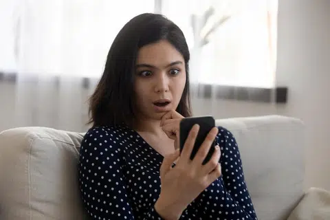 TERUS BERWASPADA: Usah mudah terjerat dengan penipuan dalam talian dan pastikan sekat panggilan telefon dari luar negara. 