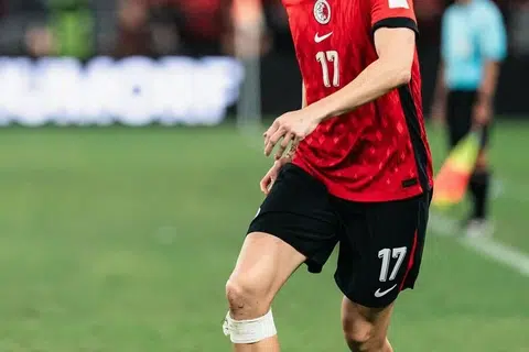 Bek kiri Hong Kong,Shinichi Chan, yang bukan sahaja teguh tetapi licik dan pantas, bakal diuji untuk mengawal barisan serangan Singapura.