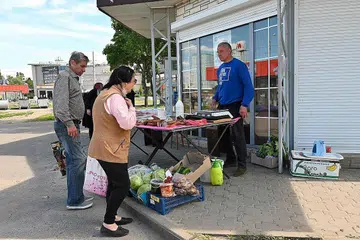 BEKALAN MAKANAN TIDAK MENCUKUPI: Perang di Ukraine boleh membawa krisis kekurangan makanan global ke tahap yang tidak pernah dilihat sebelum ini. Kelihatan Encik Vitaliy Kozlov, 41 tahun, menjual makanan di sebuah reruai di kawasan perumahan di utara Kharkiv, Ukraine. - Foto AFP