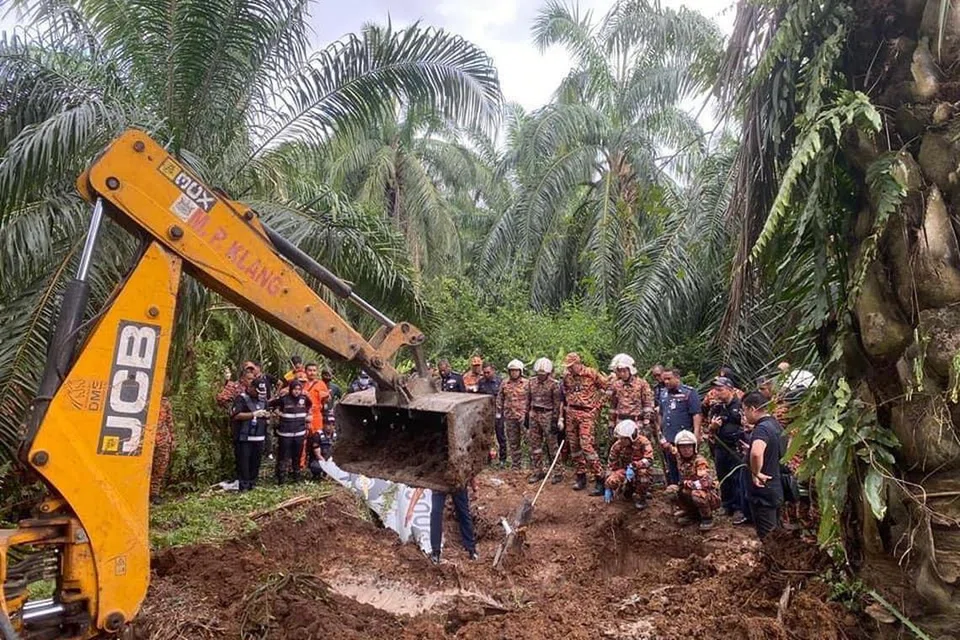 Khidmat jengkaut digunakan untuk mengeluarkan bangkai pesawat ringan model BK 160 Gabriel yang terhempas di Kampung Tok Muda, Kapar, Klang, Selangor, pada tengah hari 13 Februari.