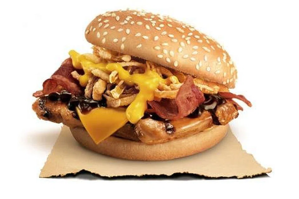 MENYELERAKAN: Burger King Cheesy BBQ Turkey Bacon dihidangkan berserta roti berbijan, lengkap dengan keju, bawang garing, ayam belanda rangup, sos 'Bull's Eye BBQ' dan sos keju 'Nacho'. - Foto BURGER KING