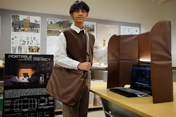 DIIKTIRAF: Produk Portable Privacy ilham Encik Zikri yang memberi ruang privasi kepada pengguna yang ingin bekerja di luar rumah dan pejabat diiktiraf semasa satu pertandingan seni reka baru-baru ini. - Foto BH oleh THADDEUS ANG