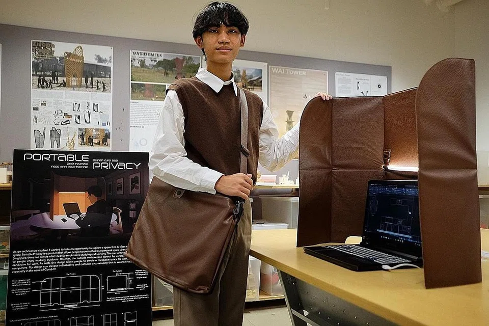 DIIKTIRAF: Produk Portable Privacy ilham Encik Zikri yang memberi ruang privasi kepada pengguna yang ingin bekerja di luar rumah dan pejabat diiktiraf semasa satu pertandingan seni reka baru-baru ini. - Foto BH oleh THADDEUS ANG