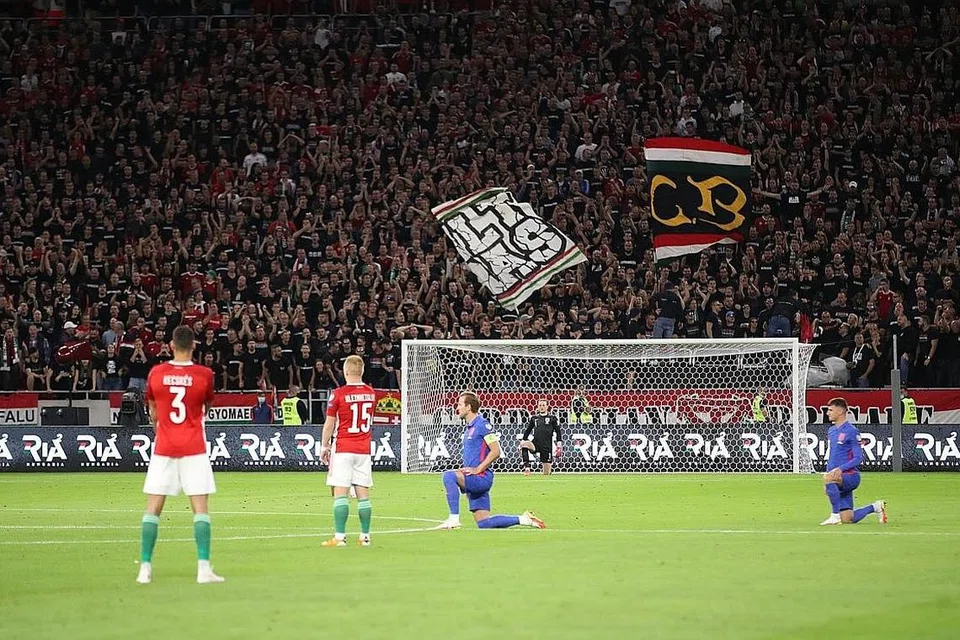 TINDAKAN DIEJEK: Tindakan pemain England berlutut sebelum perlawanan diejek penyokong Hungary. - Foto REUTERS 