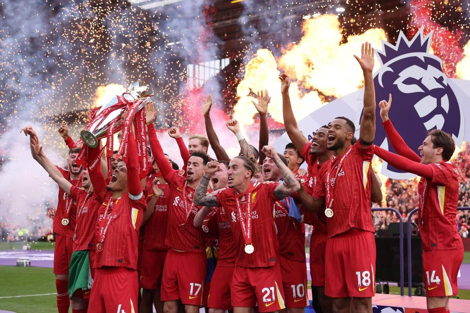 Kapten Liverpool, Virgil van Dijk (berdiri di depan), menjulang trofi Liga Perdana England (SPL) di hadapan pasukan selepas perlawanan terakhir EPL 2024/25 antara Liverpool dengan Crystal Palace.