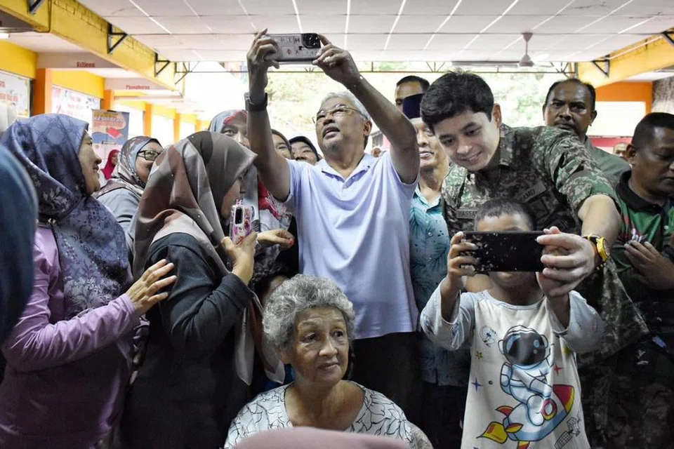 Yang di-Pertuan Agong Ke-16 Malaysia, Sultan Abdullah Ahmad Shah (tengah), dan keluarganya dikenali sebagai raja berjiwa rakyat yang sentiasa merendah diri dan mudah didekati rakyat pelbagai peringkat.