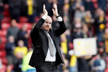 TEMPAT DI EROPAH: Burnley kini memburu tempat di Eropah. Pasukan itu yang dipimpin Sean Dyche (gambar bawah) kini masih berpeluang merampas tangga keenam daripada Arsenal dan merasai bola sepak Eropah musim depan. - Foto REUTERS.