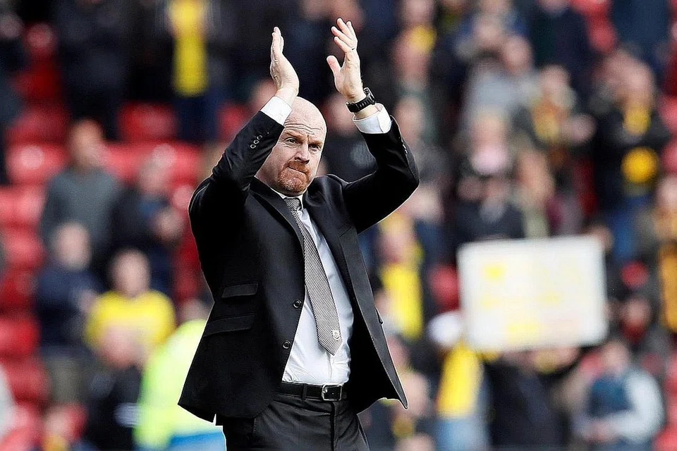 TEMPAT DI EROPAH: Burnley kini memburu tempat di Eropah. Pasukan itu yang dipimpin Sean Dyche (gambar bawah) kini masih berpeluang merampas tangga keenam daripada Arsenal dan merasai bola sepak Eropah musim depan. - Foto REUTERS.