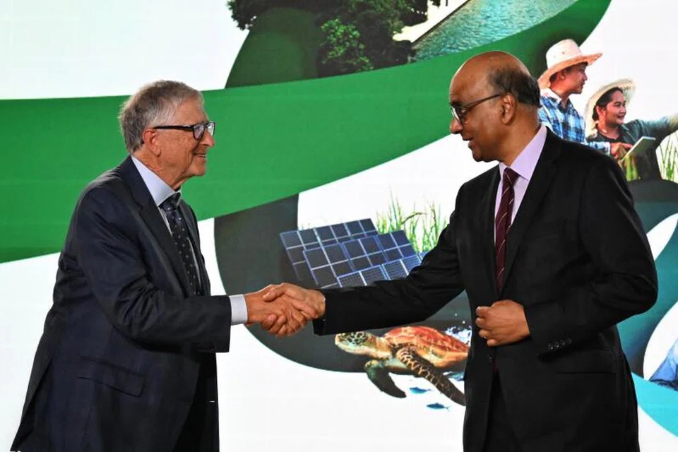 Encik Bill Gates, pengasas bersama Yayasan Gates (kiri), dan Presiden Tharman Shanmugaratnam di Sidang Puncak Kedermawanan Asia pada 5 Mei. Encik Gates berada di Singapura selama dua hari untuk menemui beberapa pemimpin negara ini dan pelopor teknologi iklim.