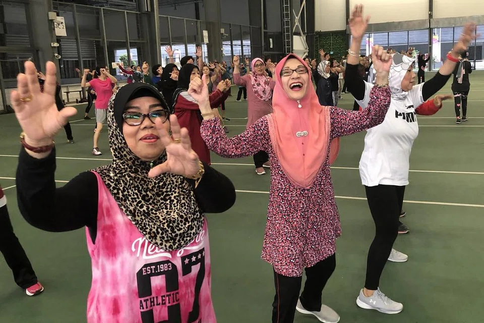 "Makcik suka dengan senaman Zumba ini. Bukan hanya untuk orang muda, tetapi warga emas seperti makcik, juga tiada masalah untuk mengikutinya. Bagi makcik, sesi sebegini baik untuk kesihatan, tubuh dan minda kita juga. Kita semua perlu menjaga kesihatan, dan antara yang terbaik adalah dengan bersenam seperti ini." - Peserta (gambar atas, tengah) yang hanya ingin dikenali sebagai 'Cik Rohaiya' sahaja. - Foto ISMAWATI ISMAIL