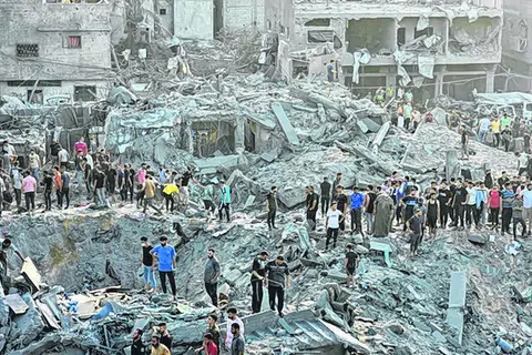 JENAYAH PERANG?: Penduduk Palestin mencari mangsa di tapak serangan Israel ke atas rumah di kem pelarian Jabalia di utara Semenanjung Gaza. Pertubuhan Bangsa-Bangsa Bersatu (PBB) berkata serangan Israel boleh dianggap sebagai jenayah perang.