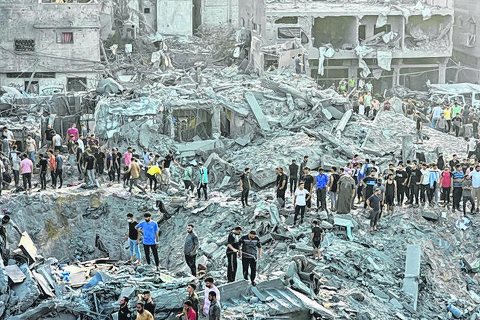 JENAYAH PERANG?: Penduduk Palestin mencari mangsa di tapak serangan Israel ke atas rumah di kem pelarian Jabalia di utara Semenanjung Gaza. Pertubuhan Bangsa-Bangsa Bersatu (PBB) berkata serangan Israel boleh dianggap sebagai jenayah perang.