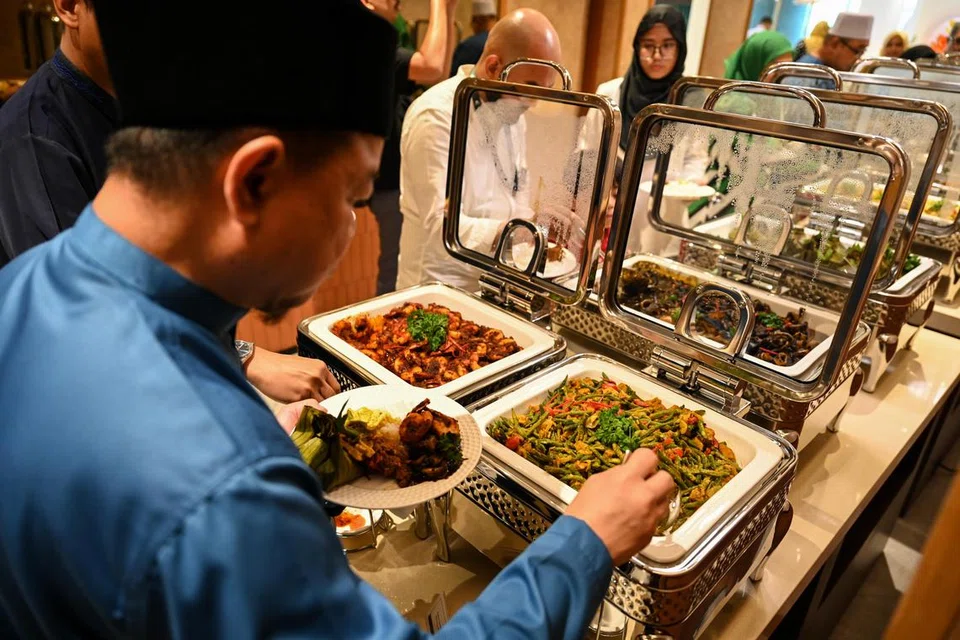 Tetamu yang hadir majlis pelancaran pada 18 Oktober beratur untuk menjamu selera di restoran Mamanda – The Dining Room.